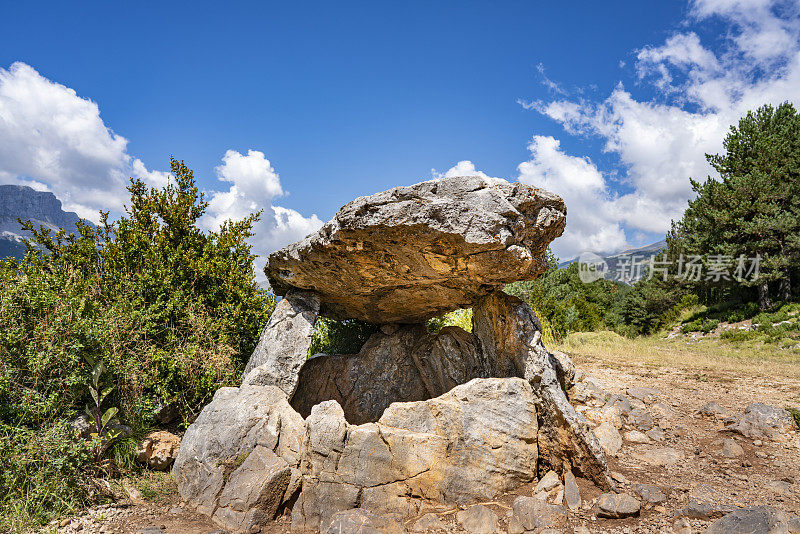 位于韦斯卡的比利牛斯山的Dolmen de Tella Aragón位于西班牙的Sobrarbe